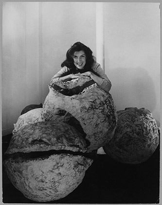 Portrait d'Iris Clert avec les sculptures de Lucio Fontana [circa 1961]. © Association Willy Maywald / Adagp, Paris. Photo © Willy Maywald. © Fondation Lucio Fontana, Milano / by SIAE / Adagp, Paris.