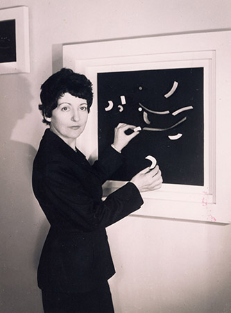 Yaacov Agam, Denise René devant une oeuvre d'Agam lors de l'exposition "Le Mouvement", avril 1955. © Adagp, Paris.