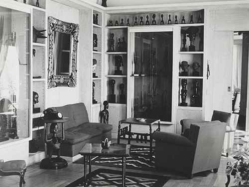 Le salon africain, 24, quai de Béthune,Paris, vers 1960. © Paris, archives Helena Rubinstein - L’Oréal.
