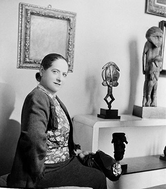 Boris Lipnitzky (1887-1971), Helena Rubinstein posant devant des objets de sa collection, 216, boulevard Raspail, Paris, vers 1930. © Lipnitzki / Roger-Viollet.