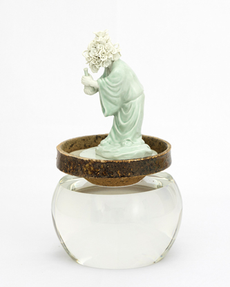 Ru Xiao Fan (né en 1954), Ode au cheminement : Bouteille, 2019. Sculpture en porcelaine de Jingdezhen, céramique Song et verre. © Ru Xiao Fan.
