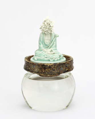 Ru Xiao Fan (né en 1954), Ode au cheminement : A son gré, 2019. Sculpture en porcelaine de Jingdezhen, céramique Song et verre. © Ru Xiao Fan.