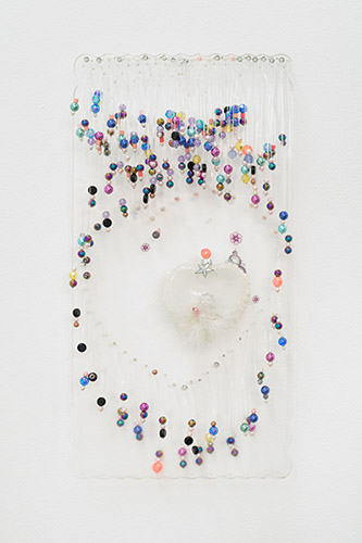 Ernest Breleur, sans titre, série féminin 2, 2015. Apparats féminins, perles, nylon, plumes, 41 x 17 x 15 cm. Copyright Jérome Michel. Courtesy Maëlle Galerie.