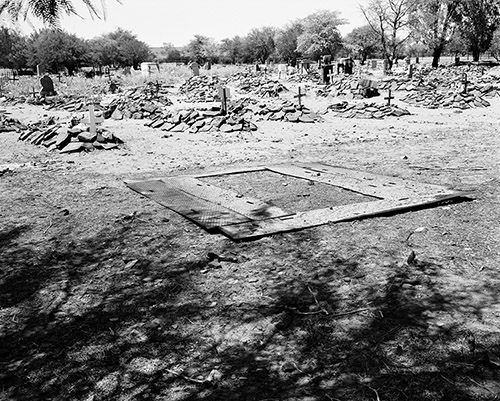 Jo Ractliffe, The Borderlands Unmarked grave, Pomfret, 2012. [Zones frontalières Gabarit pour creuser les tombes, Pomfret]. Épreuve gélatino-argentique. © Centre national des arts plastiques.
