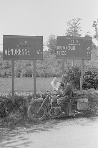 14-15 mai. Motocycliste allemand dans la région de Sedan, ECPAD | © Photographe inconnu / ECPAD. 