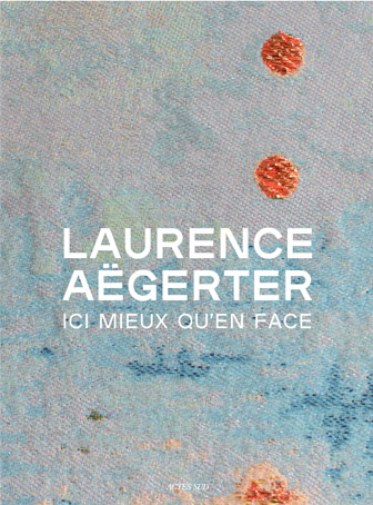 Couverture du livre Ici mieux qu’en face de Laurence Aëgerter, sous la direction de Fannie Escoulen, publié aux éditions Actes Sud.