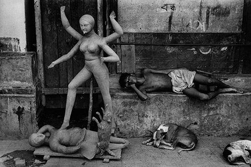 Marc Riboud, Préparatifs du festival de Kali à Calcutta, Inde, 1956. © Marc Riboud / Fonds Marc Riboud au MNAAG.