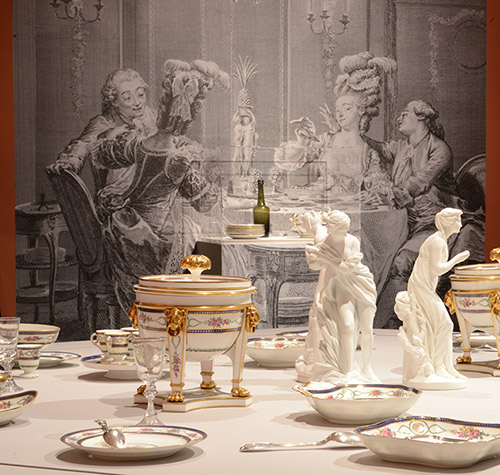 Évocation d’une table à dessert de la fin du 18e siècle composée notamment d’un service en porcelaine de Sèvres et de figures sculptées en biscuit de porcelaine de Sèvres. Photo © Sèvres - Manufacture et Musée nationaux.
