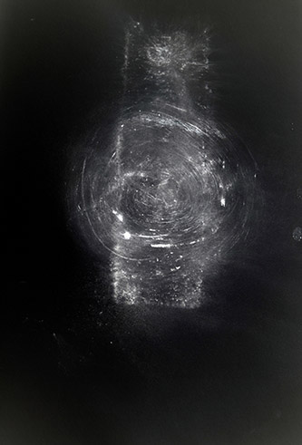 Cécile Hartmann, Untitled (Ritual #1), 2018. Photographie noir et blanc. Tirage argentique couleur sur papier Baryté, 52 x 78 cm. Édition de 3 ex. Courtesy de l’artiste.