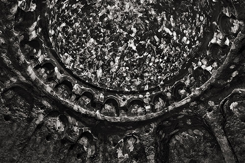 Pascal Convert, Grotte sanctuaire de Bâmiyân détruite par les Talibans. Tirage Palladium. © Courtesy Pascal Convert, © Galerie Eric Dupont.