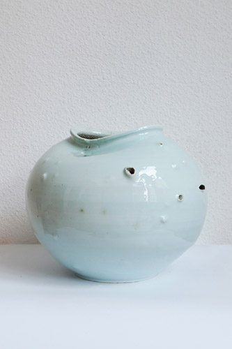 QI Zhuo, J’ai allumé un vase, 2018. Porcelaine, poids de balance, 37 x 45 cm.