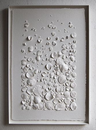 Louise Frydman, Bulles IV, 2021. Porcelaine sur papier coton, 102 x 68 cm (107,5 x 73 cm encadré).