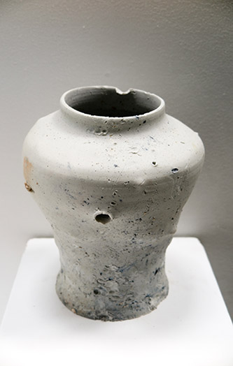 QI Zhuo, J’ai allumé un vase, 2014. Porcelaine, poids de balance, 32 x 18 cm.