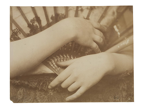 Louis Comfort Tiffany, Mains et éventail, Vers 1880-1890. Tirage sur papier albuminé. Photo : © MAD Paris / Christophe Dellière.
