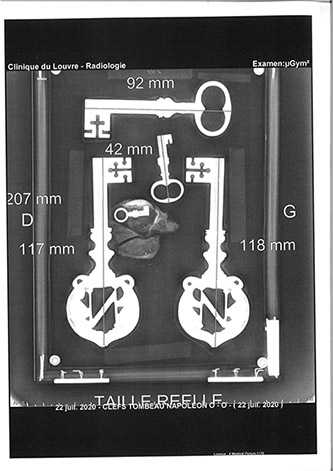 Radiographie de la boîte contenant les clefs du tombeau de Napoléon. © Service d’imagerie du Dr Mazetier, Clinique du Louvre.