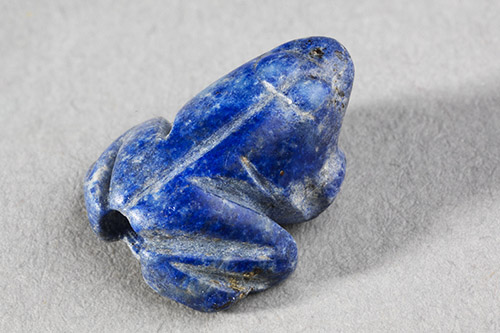 Petite perle en forme de grenouille en lapis lazuli © musée du Louvre, dist. RMN-GP Philippe Fuzeau.