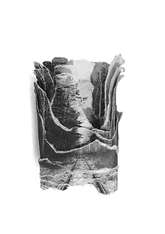Lisa Sartorio, sans titre 1 (voie du camp de Sobibor), série Angle Mort, 2019. Tirages jet d’encre pigmentaire sur papier Awagami Murakamo Kozo, déchirures, montage en mille-feuille, encadrement plexiglas, pièce unique - 29 x 33,5 x 23,5 cm.