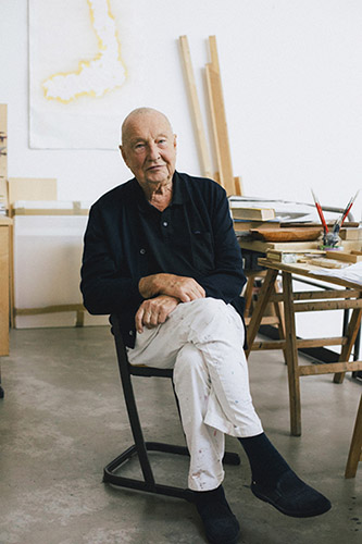 Georg Baselitz dans son atelier, 2021. Photo Christoph Schaller.