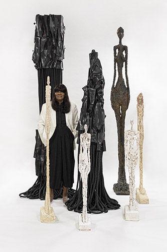 Barbara Chase-Riboud  avec ses sculptures et celles d'Alberto Giacometti, 2021. © Succession Alberto Giacometti / ADAGP, Paris 2021. © Barbara Chase-Riboud.