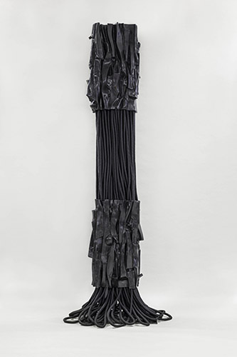 Barbara Chase-Riboud, Femme noire debout : Tour noire, 1973. Bronze, laine et cordage - 280 x 70 x 50 cm. © Barbara Chase-Riboud.