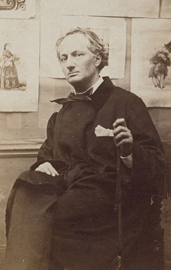 Portrait de Baudelaire « aux gravures » par Étienne Carjat, vers octobre 1863. BnF, dpt.des Estampes et de la photographie. © BnF.