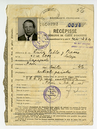 Récépissé de demande de carte d’identité datant de 1935. © Archives de la Préfecture de Police de Paris. © Succession Picasso 2021.