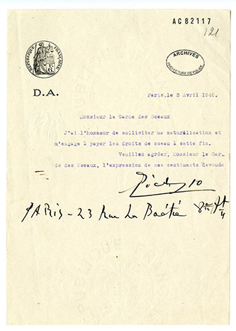 Lettre envoyée au Garde des sceaux pour une demande de naturalisation, comprenant la signature de 1940. © Archives de la Préfecture de Police de Paris. © Succession Picasso 2021.