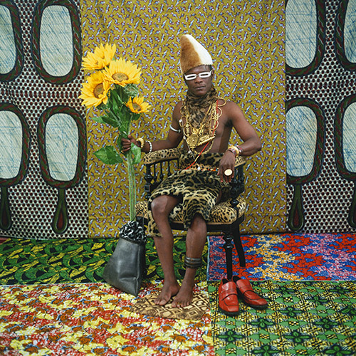 Samuel Fosso, Autoportrait Série « Tati », Le Chef (celui qui a vendu l'Afrique aux colons), 1997. © Samuel Fosso, courtesy Jean-Marc Patras / Paris.