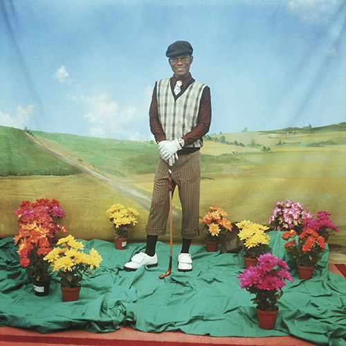 Samuel Fosso, Autoportrait Série « Tati », Le Golfeur, 1997. © Samuel Fosso, courtesy Jean-Marc Patras / Paris.