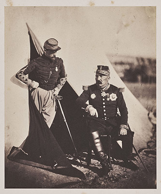 Roger Fenton (1819-1869), Le général Bosquet et le capitaine de Dampierre. H. 19 ; L. 15,8 cm . Chantilly, musée Condé, PH 527. ©RMN-Grand Palais Domaine de Chantilly-Benoît Touchard.