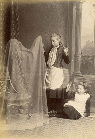 Anonyme, Fillettes surprises par l'apparition d'un fantôme, vers 1900. Collection Christophe Goeury.