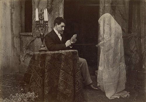 Anonyme, Fantôme et gentilhomme jouant aux cartes, vers 1900. Collection Sébastien Lifshitz