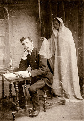 Anonyme, Jeune homme dans un intérieur avec un fantôme dans son dos, vers 1900. Collection Sébastien Lifshitz.