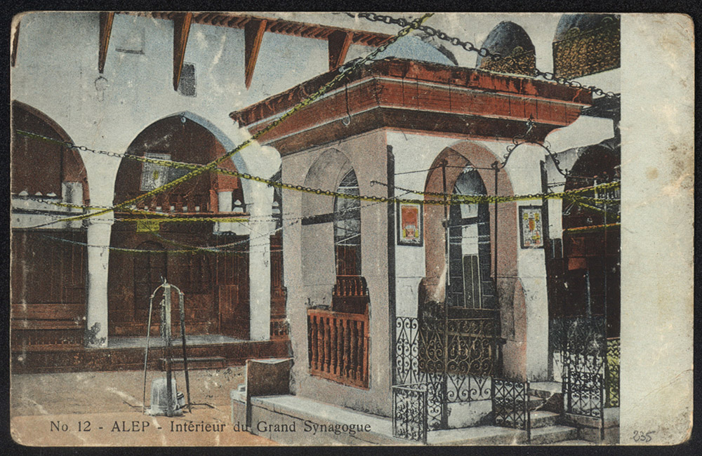 Intérieur du Grand Synagogue, Alep (Syrie), vers 1910 Carte postale  8.8 x 13.9 cm  Tel-Aviv, collection privée William L. Gross, P.971 © Gross Family Collection trust (GFC trust).