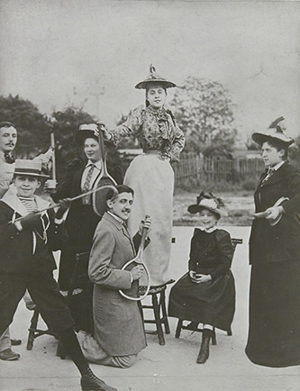 Anonyme, Marcel Proust et ses amis au tennis du boulevard Bineau (au centre Jeanne Pouquet), 1892 © Bibliothèque nationale de France, Paris.