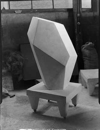 Cube dans l'atelier d'Alberto Giacometti, vers 1934. Photo : Man Ray. Archives Fondation Giacometti. © Succession Alberto Giacometti / ADAGP, Paris 2022. © Man Ray 2015 Trust / Adagp, Paris, 2022.