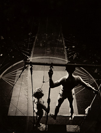 Gaston Paris, Cirque Bouglione, deux artistes sur le trapèze, vers 1936. Épreuve gélatino-argentique, 23,3 × 17,4 cm. Collections Roger-Viollet, Bibliothèque historique de la Ville de Paris. © Gaston Paris/BHVP/Agence Roger-Viollet.