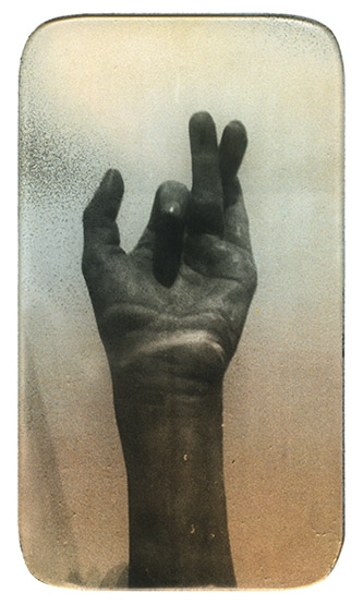 Anaïs Boudot, série Jour le jour, 2022, 25/06/2012 la prothèse. Pièce unique (+1EA) - 8,5 x 15 cm. Tirage argentique sur verre, peinture et boîte noire.