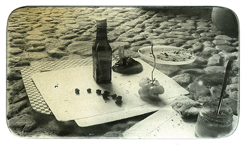 Anaïs Boudot, série Jour le jour, 2022, 21/08/2020 pic-nic. Pièce unique (+1EA) - 8,5 x 15 cm. Tirage argentique sur verre, peinture et boîte noire.
