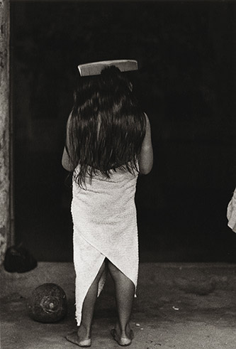 Graciela Iturbide, La niña del peine, Juchitán, Oaxaca, 1979. Tirage gélatino-argentique. © Graciela Iturbide.
