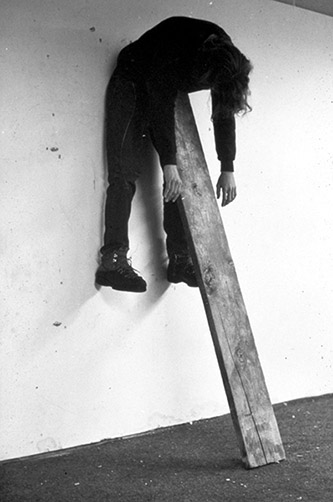 Charles Ray, Plank Piece I & II, 1973. 2 photographies en noir et blanc montées sur carton 100, 3 x 68,5 cm. Chacune. Glenstone Museum, Potomac, Maryland. © Charles Ray courtesy Matthew Marks Gallery