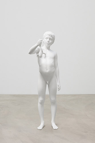 Charles Ray, Boy with frog, 2009. Acier inoxydable peint / painted stainless steel, 247 x 91 x 96.5 cm, Sculpture 99.8 kg, Socle / base 34 kg. Pinault Collection. © Charles Ray. Courtesy Charles Ray Studio. Photo Charles Ray.
