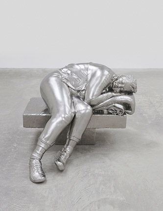 Charles Ray, Sleeping woman, 2012. Acier inoxydable massif / solid stainless steel, 90 x 113 x 127 cm. © Charles Ray. San Francisco MOMA. Courtesy de l'artiste et de Matthew Marks Gallery. Photo Charles Ray.