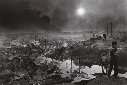Christine Spengler, Bombardement de Phnom Penh, Cambodge, 1975. © Christine Spengler.