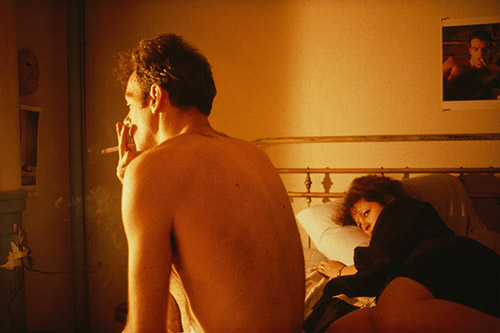 Nan Goldin, Nan and Brian in bed, New York City, 1983, Série « The Ballad of Sexual Dependency » Collection MEP, Paris. © Nan Goldin / courtoisie Marian Goodman Gallery.