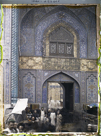 Frédéric Gadmer, 1927, Mosquée d’Ali, Irak. Autochrome, 9x12 cm, A53961. © Département des Hauts-de-Seine / Musée départemental Albert-Kahn.