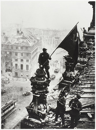 Evgueni Khaldei, Le Drapeau rouge sur le Reichstag, Berlin, 2 mai 1945 © Paris - Musée de l’Armée, Dist. RMN-Grand Palais / Émilie Cambier / Yevgeny Khaldei, Adagp, Paris, 2022.