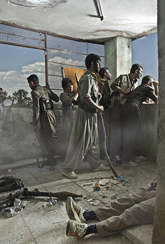 Émeric Lhuisset, Théâtre de guerre. Photographie avec un groupe de guérilla kurde, 2012 © Émeric Lhuisset / Adagp, Paris, 2021 / Paris - Musée de l’Armée, Dist. RMN-Grand Palais.