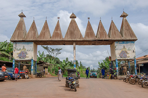 Porte d'entrée principale de la chefferie Bafou. © La Route des Chefferies, photo Perez.