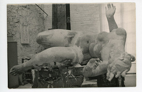 Anonyme, La Rivière en cours d’exécution dans l’atelier de Robert Couturier, entre 1939-1943. Épreuve photographique, 11,9 x 17,9 cm. Paris, Fondation Dina Vierny – musée Maillol.